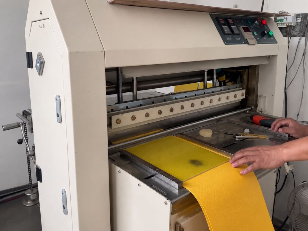 Filter media pleating and automatic cutting process on industrial filter pleating machine