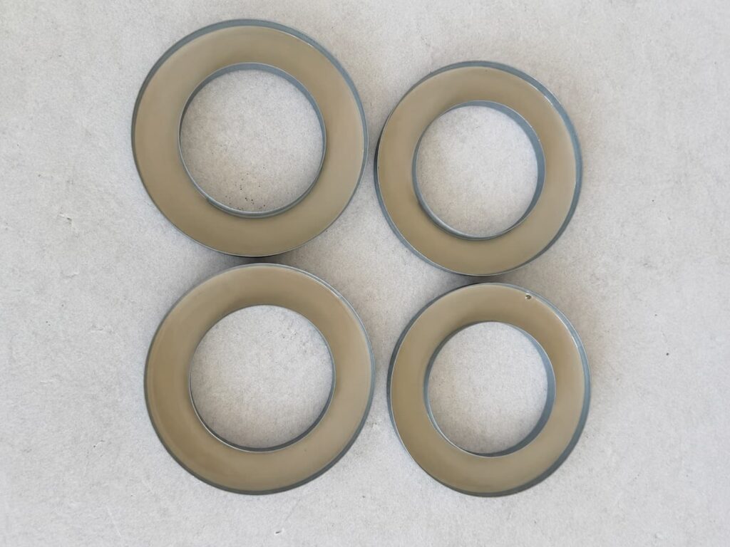Metal filter end caps with glue applied for industrial filter element bonding