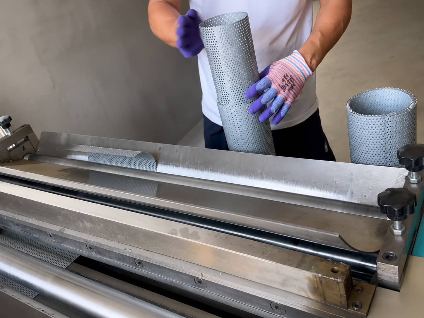 Metal mesh rolling process for cylindrical filter support tube production