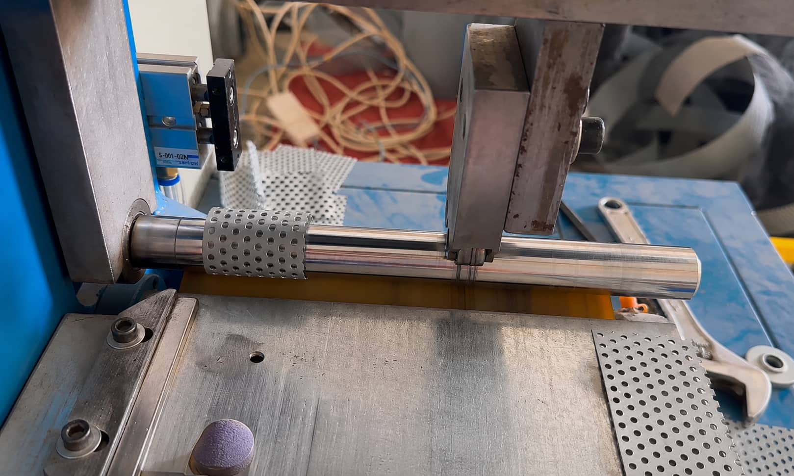 Small metal mesh rolling machine forming a cylindrical filter support tube
